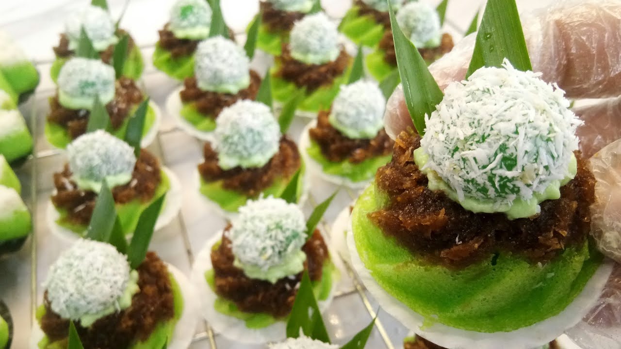 Klepon Lava Cake yang lezat dengan isi gula merah cair dan lapisan cokelat yang meleleh, siap dinikmati