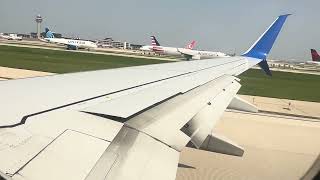 United Boeing 737-900 taking off from Chicago O’hare 