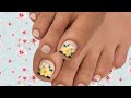 Decoración de flores en las uñas de los pies
