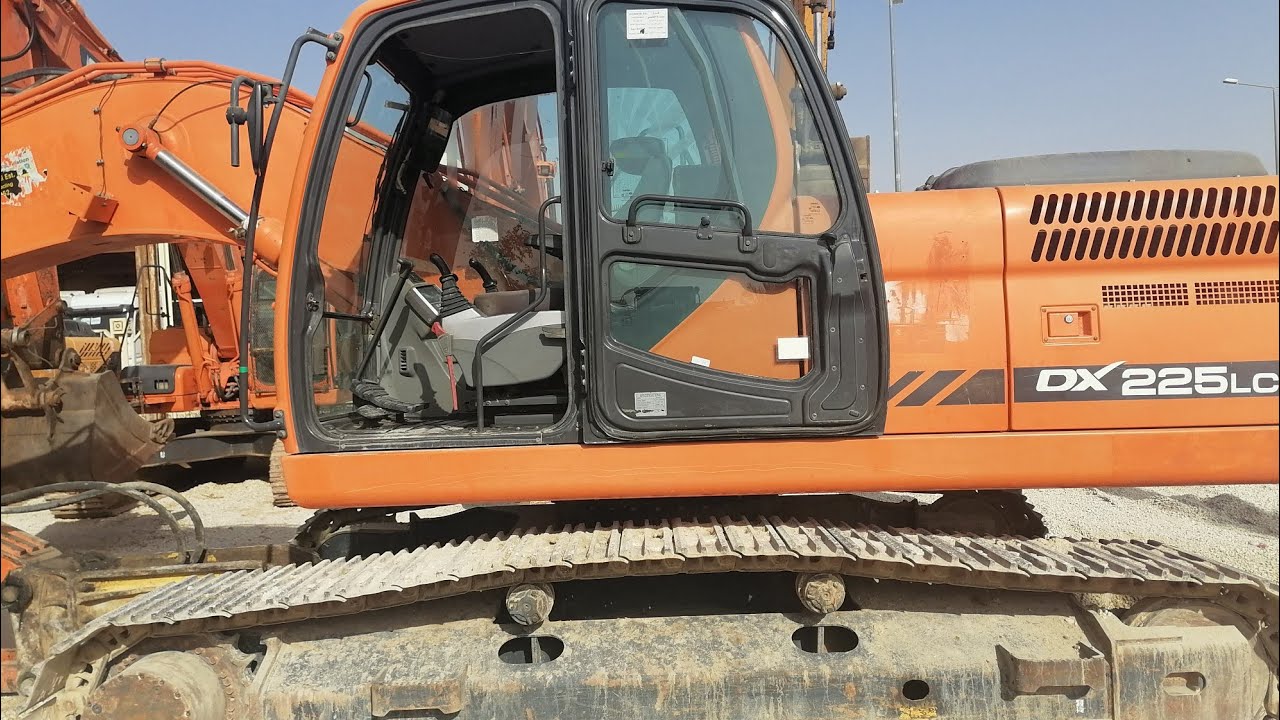 صيانة كاملة وتغيير ذيوت للحفار الدوسان ٢٢٥Complete maintenance of the doosan excavator
