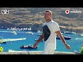قدام مريتها عمرو دياب
