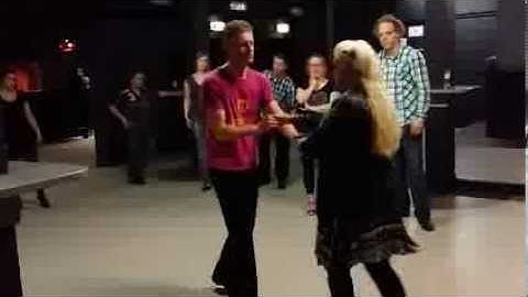 Instructie bij dansles Salsa bij Dansschool Sizzling Salsa Alkmaar.