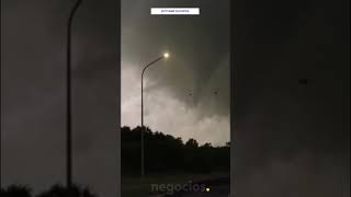 Remolinos de nubes en forma de embudo se producen en medio de alertas de tornado en Illinois