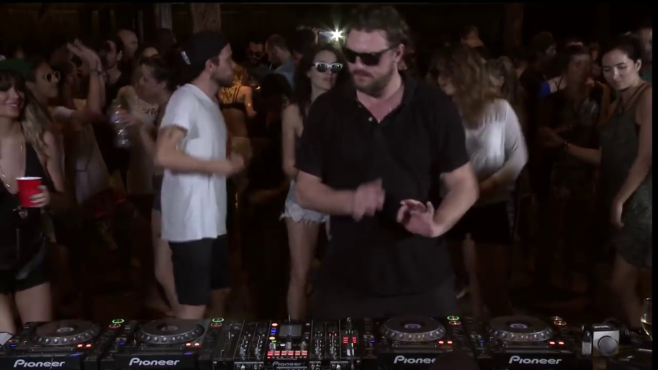 Synchronised vibing (Solomun - Boiler Room)