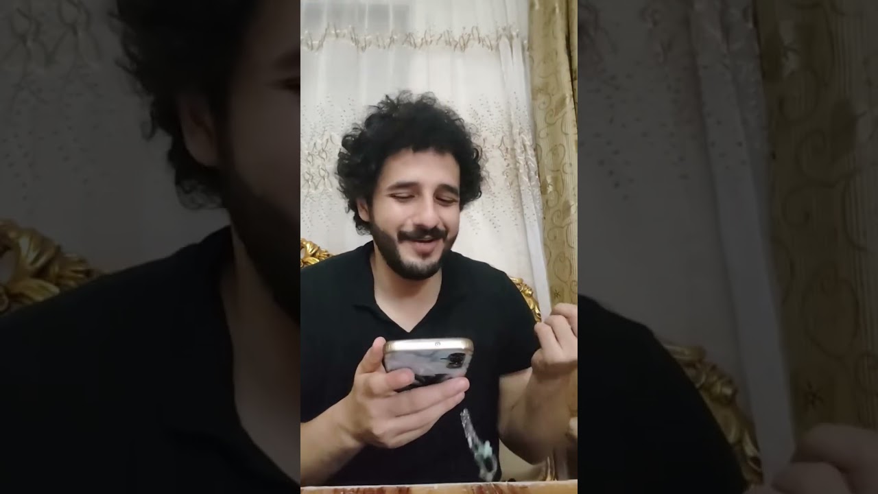 لما موبايلك يفصل شحن ف تمسك موبايل امك وتشوف الي فيه ..