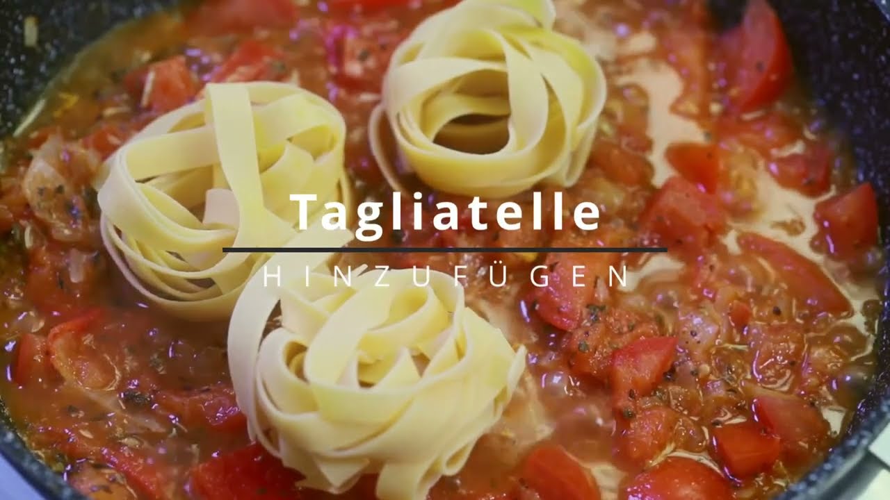 Tagliatelle Pasta mit Frischen Tomaten in einer Hausgemachten Sauce ... Tagliatelle Pasta mit Frischen Tomaten in einer Hausgemachten Sauce ...