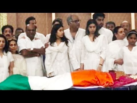 Emotional Jhanvi Kapoor & Khushi Kapoor at mom Sridevi's Funeral