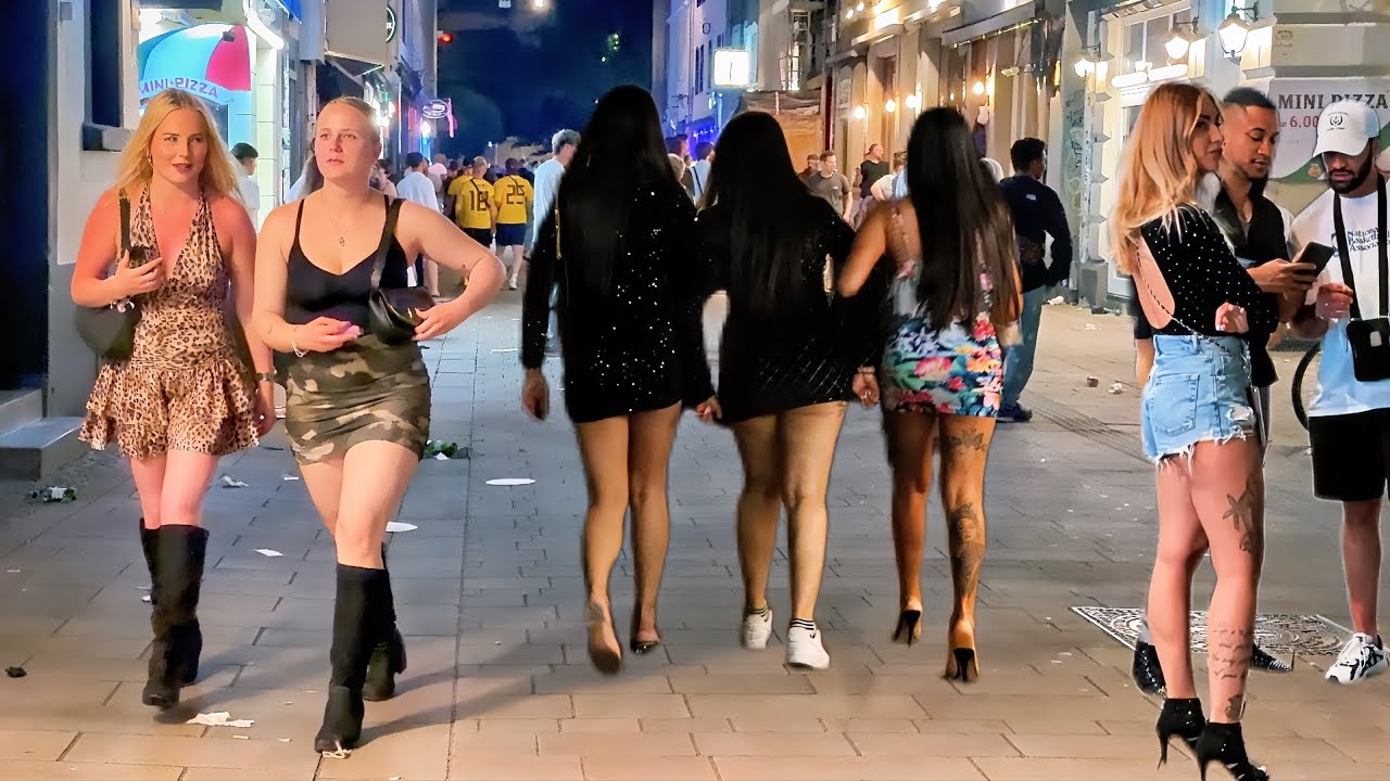 DÜSSELDORF Nightlife 2025: GERMAN Girls after the club celebrating on the street at Midnight | 4K