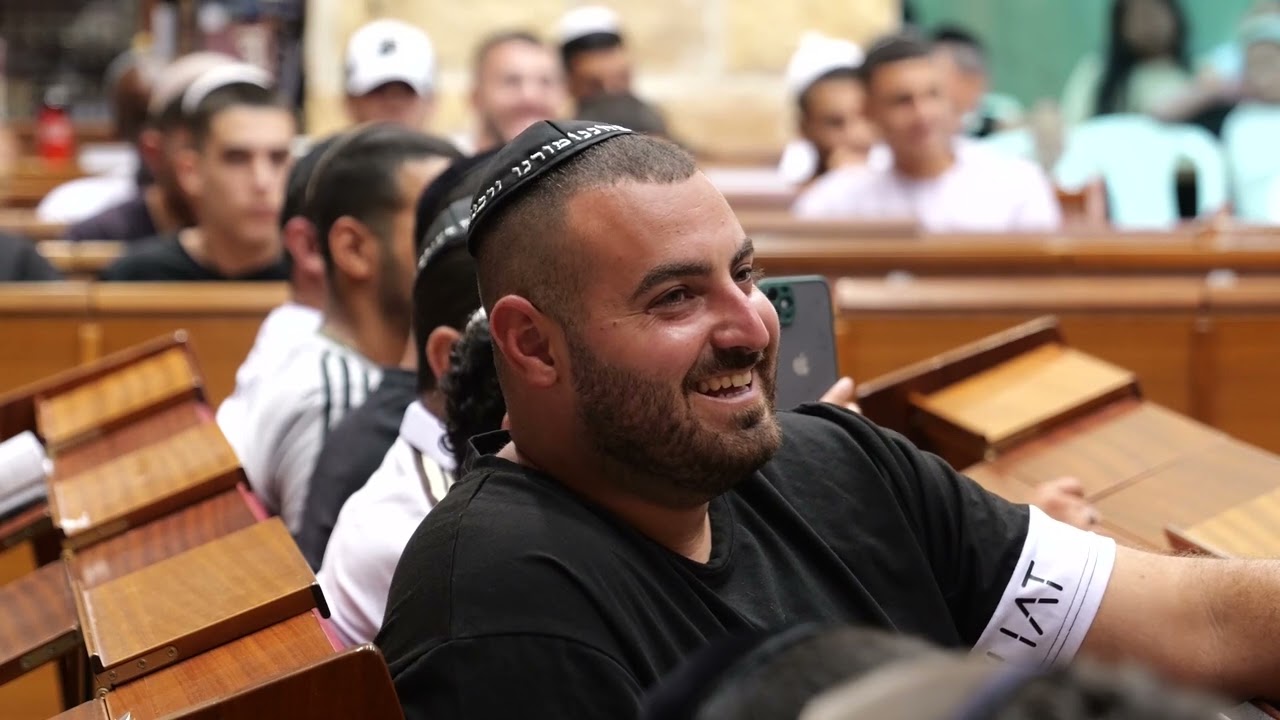 פתאום התחיל לרדת גשם של שטרות, לא ייאמן 🤓 הרב שניר גואטה בסיפור מדהים עם מסר מאלף - כתוביות בעברית