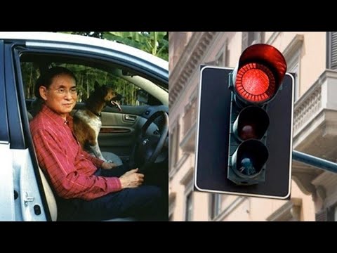 The story of the time when King Rama IX was honked at by police while he was stuck at a red light.