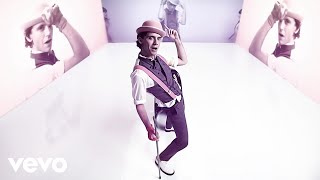 Смотреть клип Mika - Blame It On The Girls