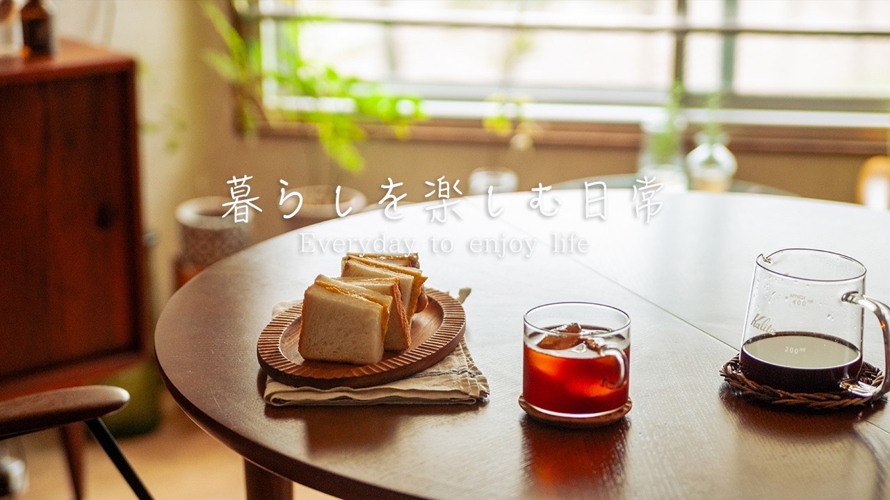 秋の甘い幸せなサンドイッチとコーヒーの朝食。食欲の秋を楽しむ