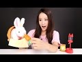 凱利的可愛、壹蹦壹跳、嚼吃紅蘿蔔的寶寶兔子洋娃娃  | 凱利和玩具朋友們  CarrieAndToys