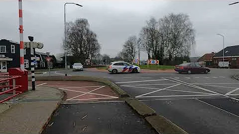 Hulpdiensten met spoed naar een auto brand in Musselkanaal