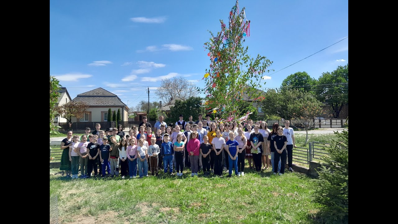 Májusfa állítás a Kisgejőci Egry Ferenc Líceumban