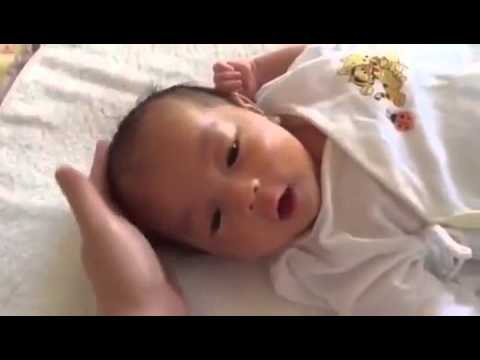 乳児 頭 振る