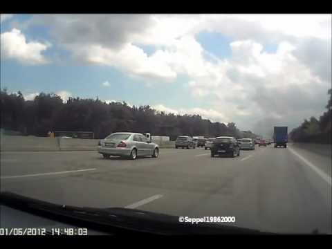 Auto brennt auf der Autobahn A5 bei Langen - Burning car