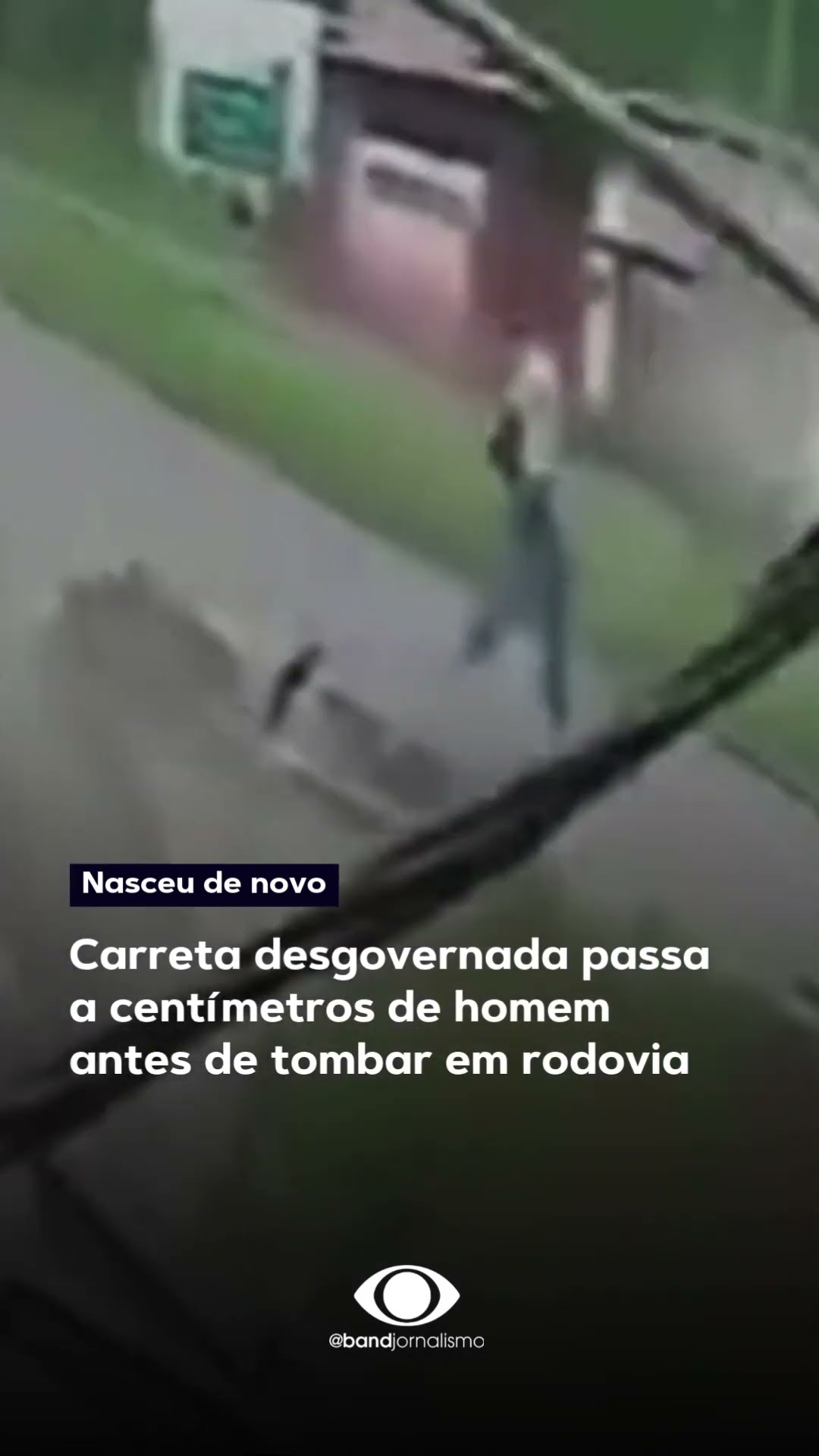 Carreta desgovernada passa a centímetros de homem antes de tombar #shorts