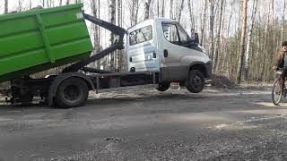Iveco 50c15 hakowiec skibicki HKS 4 załadunek kontenera KP-7 pełnego świeżej brzozy
