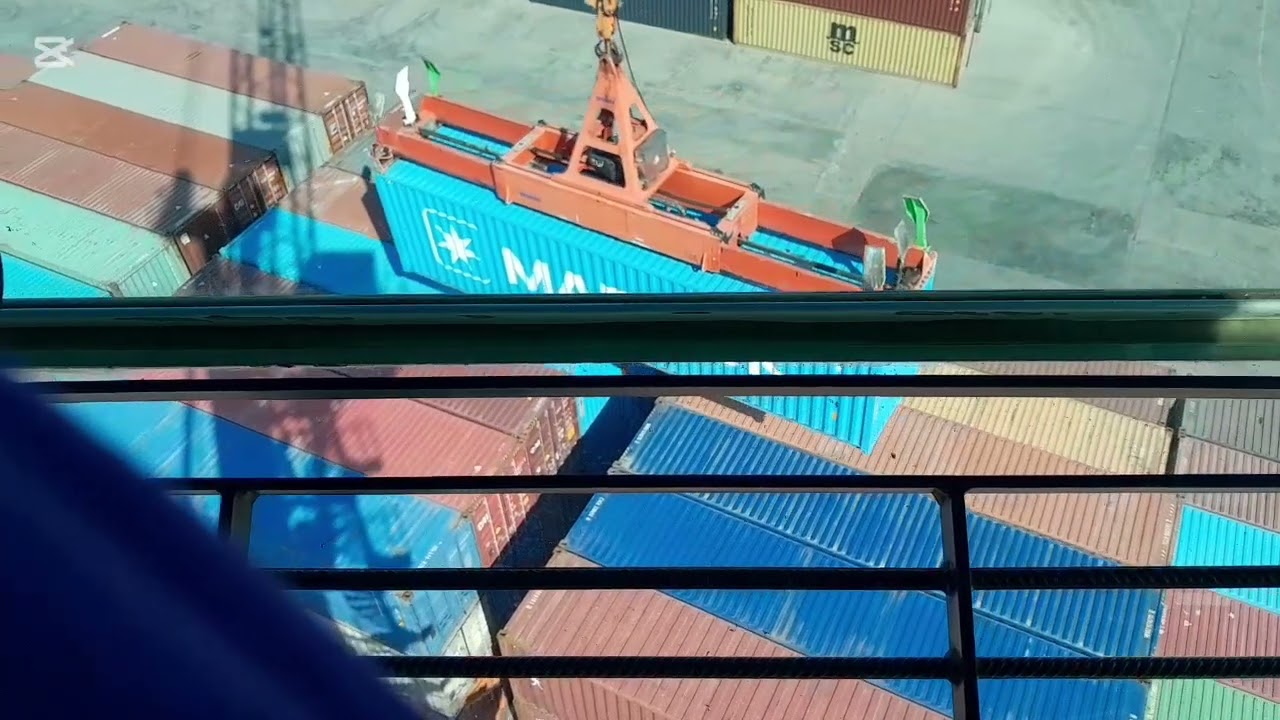 Погрузка контейнеров. Кран LPS280 Liebherr 