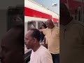 بالدموع والزهور شاهد كيف ودع السودانيين مصر في رحلتهم الطوعية من رمسيس