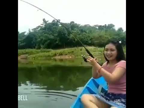 Cewek Mancing Malah Pamer Celana Dalam