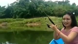 Cewek Mancing Malah Pamer Celana Dalam