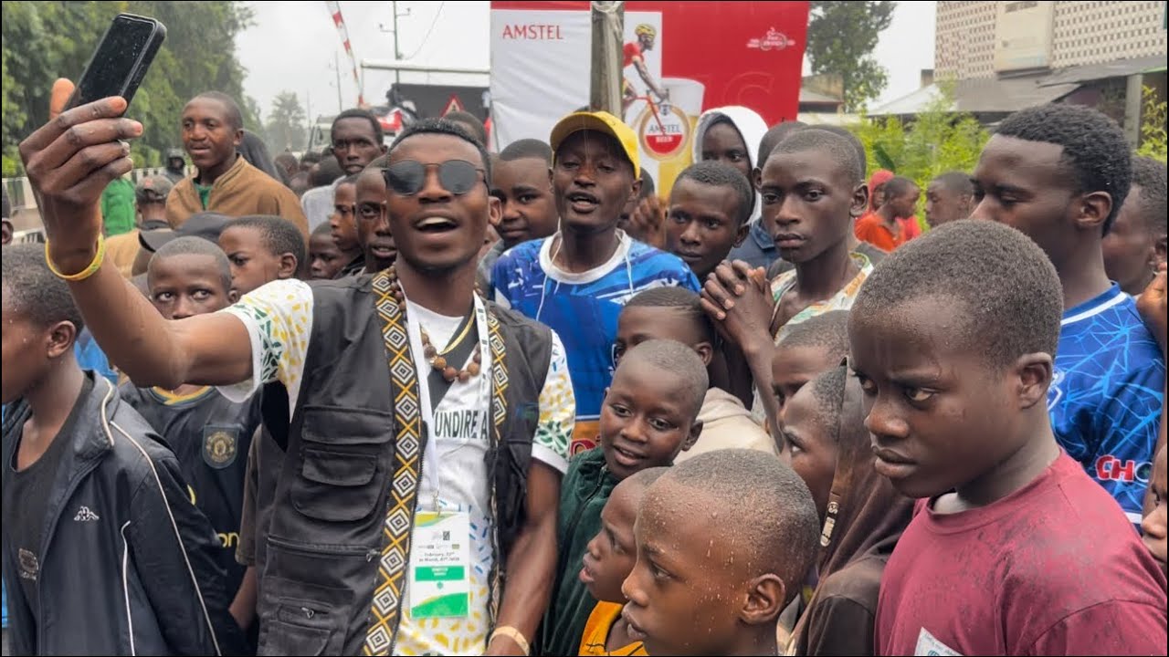 Mwarimu aselebuye 110k followers kuri facebook akigera i Rwamagana mu mvura nyinshi / Finishing line