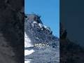 地球で唯一、黒い溶岩が流れる火山