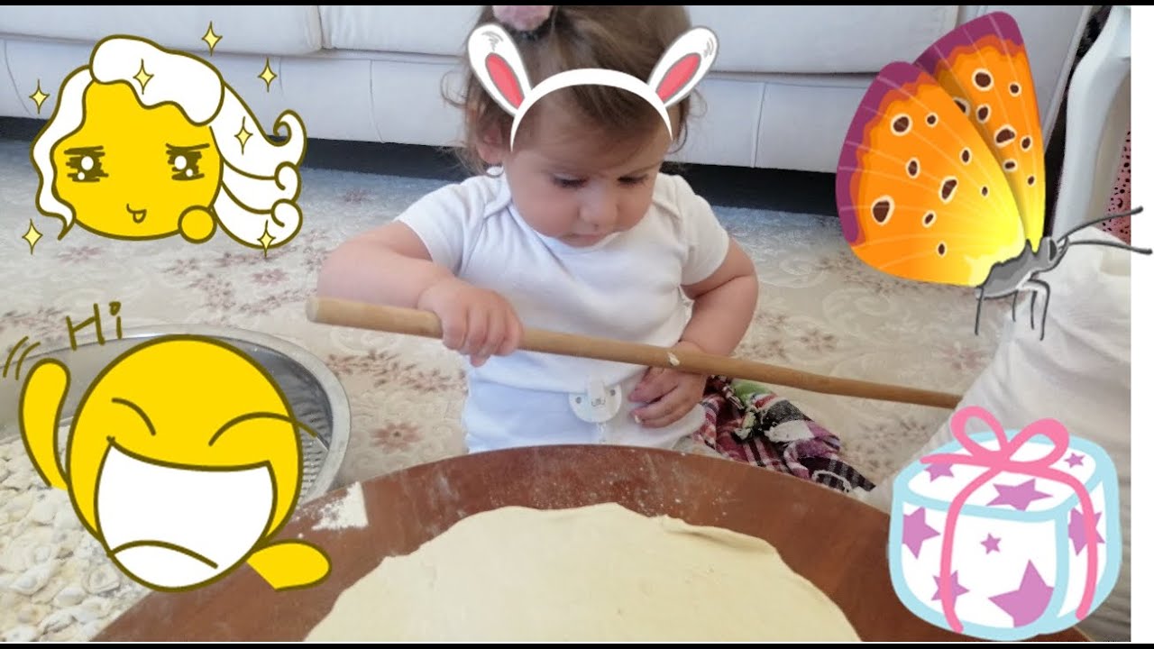 Miray bebek mantı yapıyor oklavayla masada hamur açıyor