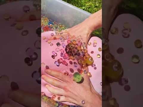 ⏱️Pushing a large number of balls out of balloons#shorts