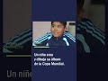 Un Niño Crea y Dibuja Su Álbum de la Copa Mundial