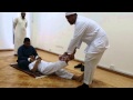 الطبيب الشعبي سالم المحضار يعالج احد الزملاء الطبيب الشعبي سالم المحضار يعالج احد الزملاء