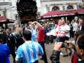 Argentinos Vs. Ingleses en Londres despues de un Partido del Mundial / Argentines vs British