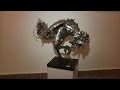 Un Artiste Nigérian Fabrique Des Sulptures Avec Des Cuillères De Table En Métal 