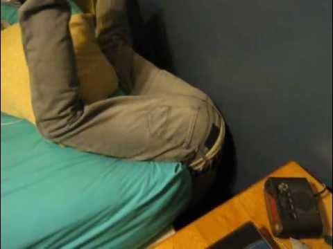 мужик застрял под кроватью. сестра застряла в диване. застал девушку на диване. мачеха и сестра застряли под кроватью. мужчина спрятался под кроватью.