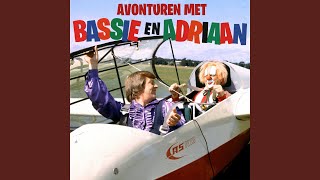 Video thumbnail of "Bassie & Adriaan - Het Circus Is In De Stad"
