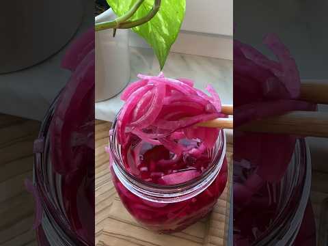 Eingelegte rote Zwiebeln