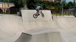 Marco y Lucas BMX. Marco 8 yers old training funbox on his bmx 16 inch