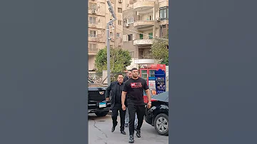 لحظة نزول صبري نخنوخ من عربيته الفارهة في عز اء والدة كابتن شندي يحي صبري نخنوخ شندي يحي 
