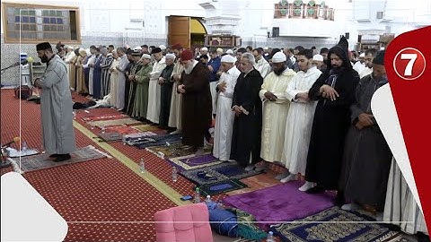 القارئ " عبد العزيز الكرعاني " يؤم آلاف المصلين بمسجد القاضي عياض ليلة القدر