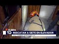 Rescatan a siete hombres atrapados en elevador de plaza comercial en Cumbres en Monterrey