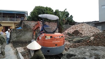 Đóng cọc tre bằng máy xúc,nhiều cọc không xuống phải chặt