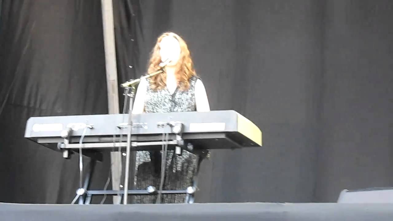 5 DANCE ANTHEM OF THE 80'S Regina Spektor Corona Capital 2010