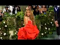 El debut de Shakira en la gala Met: un imponente vestido rojo y un tropiezo