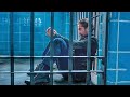 Si finge ubriaco e stupido per essere portato in prigione, ma in realtà è un sicario professionista