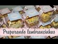 Preparando lembrancinhas de chá de panela