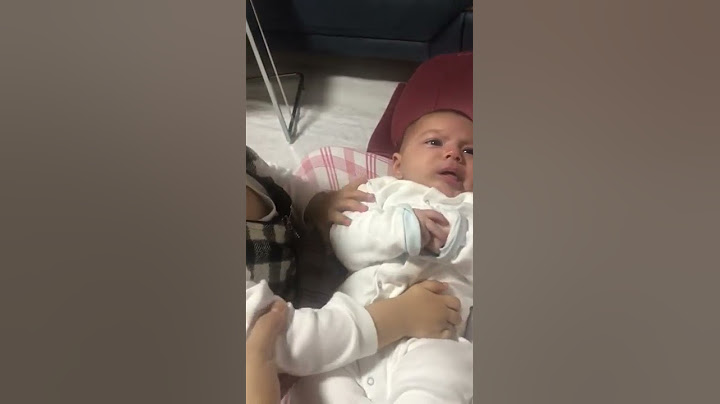 Ablası 1.5 aylık kardeşine tokat atıyor...
