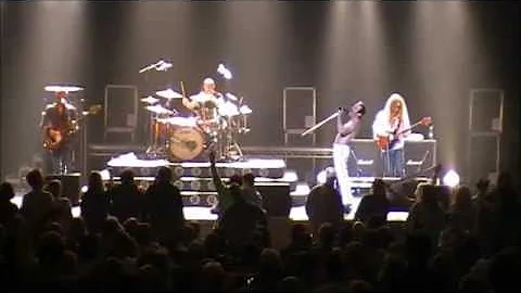 Gary Mullen 'ONE NIGHT OF QUEEN' (live @ 'The Guildhall') - "We Are The Champions" 17/12/2010