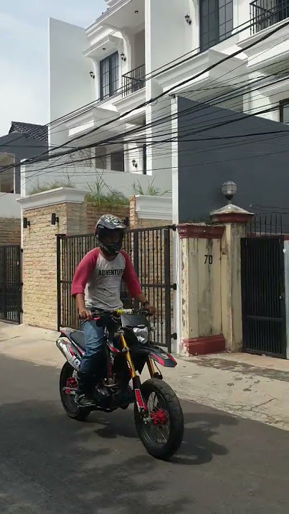 Story WA : Naik Motor Trail Sambil Berdiri